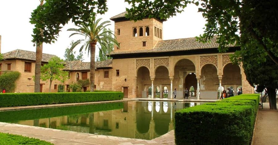 Granada: Alhambra and Generalife Gardens Guided Tour - Finding the guide at the orange umbrella