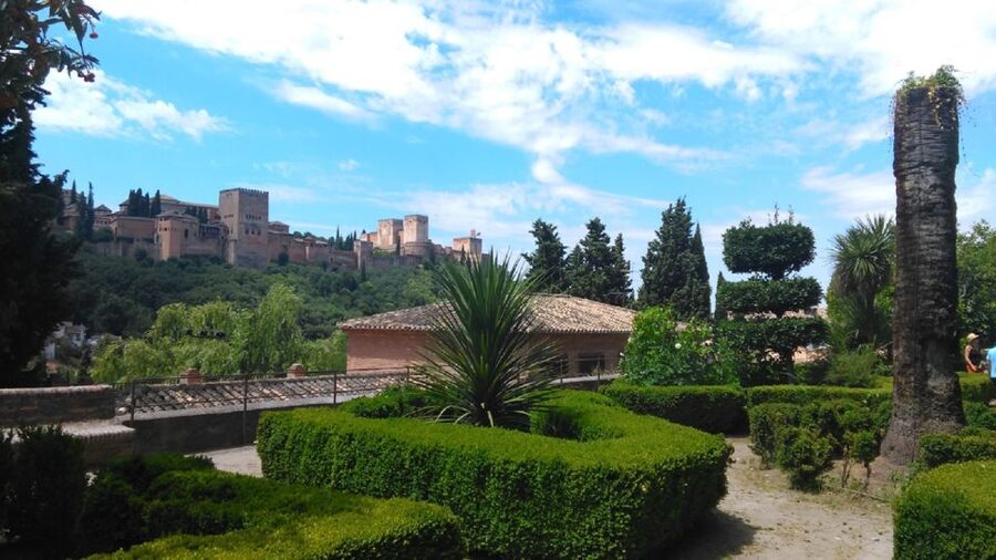 Granada: Alhambra Gardens, Generalife & Alcazaba Guided Tour - What the Nasrid Palaces omission means