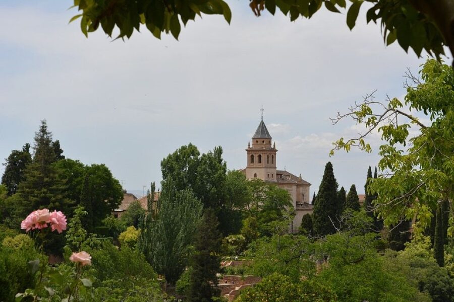 Granada: Alhambra Gardens, Generalife & Alcazaba Guided Tour - Guide quality and the value of a live explanation