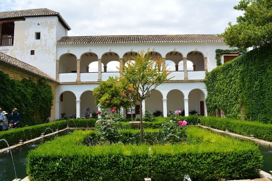 Granada: Alhambra Gardens, Generalife & Alcazaba Guided Tour - Two hours inside a large monument