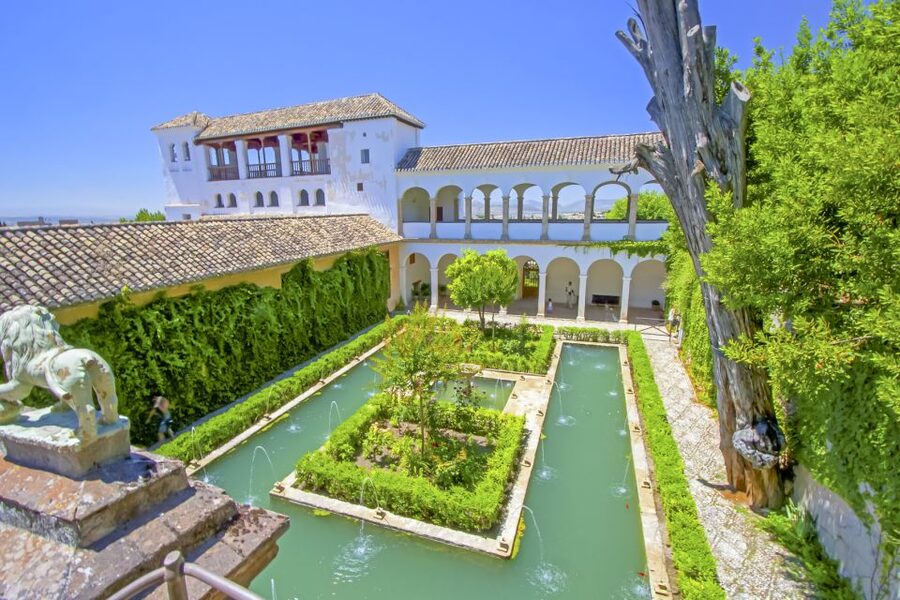 Granada: Alhambra Gardens, Generalife & Alcazaba Guided Tour - Who will get the most from this tour