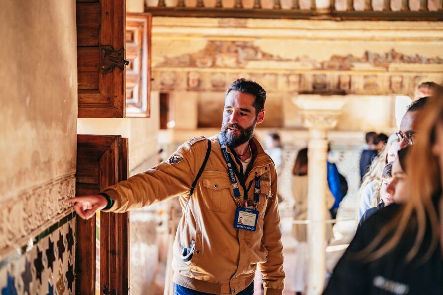 Granada: Alhambra Guided Tour with Nasrid Palaces & Gardens - Generalife Gardens: a calmer final stretch