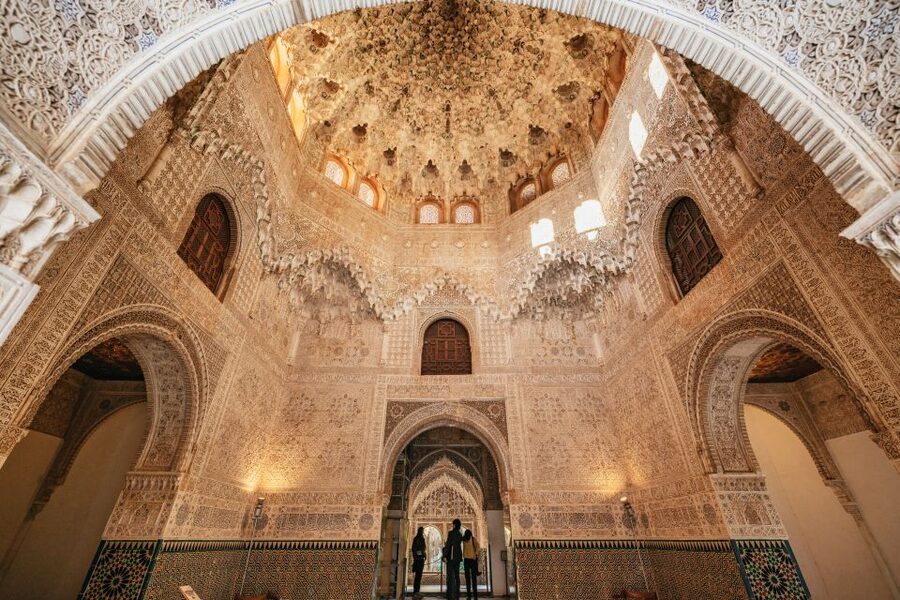 Granada: Alhambra Guided Tour with Nasrid Palaces & Gardens - The guides are the real value