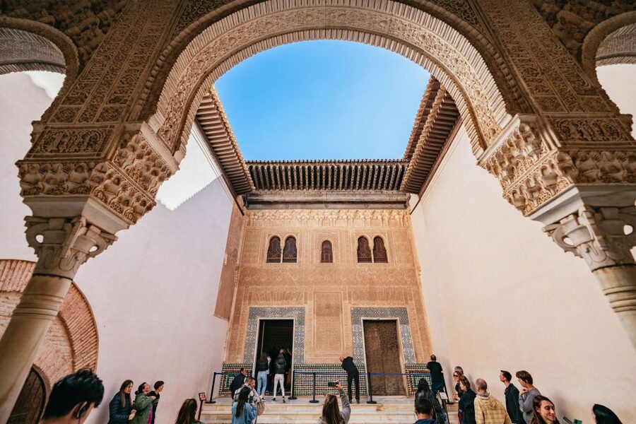 Granada: Alhambra Guided Tour with Nasrid Palaces & Gardens - Timing, meeting point, and what to bring