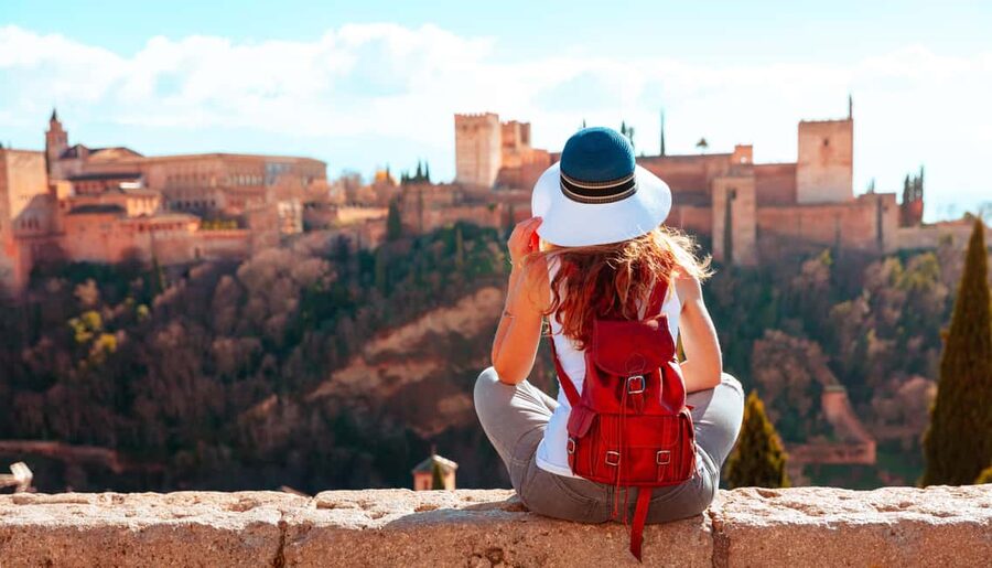 Granada: Alhambra, Nasrid Palaces & Gardens guided Tour - Generalife Gardens: a calm opening