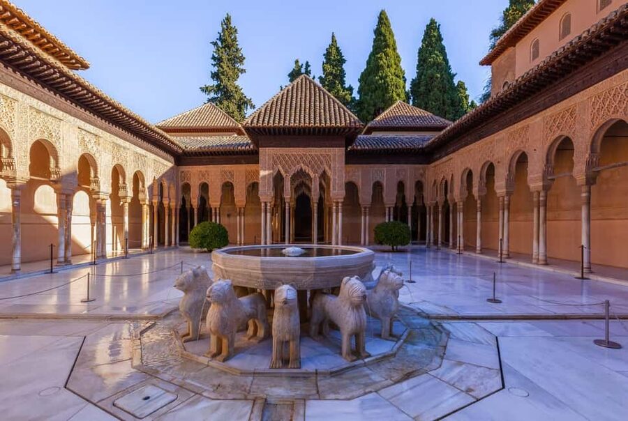 Granada: Alhambra, Nasrid Palaces & Gardens guided Tour - Finding the meeting point at the Alhambra