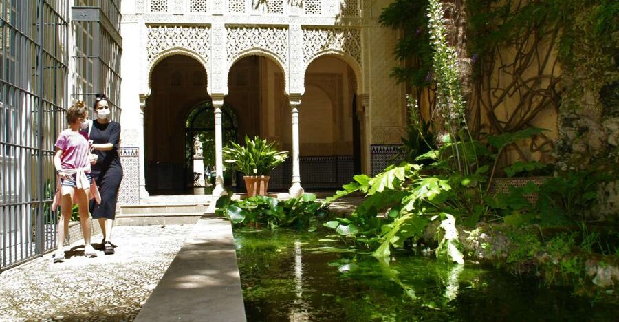 Granada: Gardens of Carmenes Guided Tour - Starting near the Hotel Washington Irving