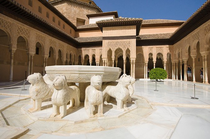 Granada Tour with Alhambra and Generalife Gardens from Seville - Two hours in Granada, with lunch included at your own cost