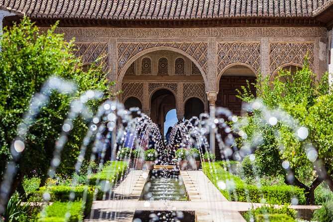 Granada, Visit Alhambra with Nasrid palaces, gardens and Alcazaba - The Alcazaba and its view toward the Albaicín