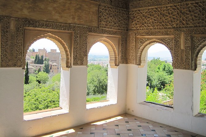 Guided tour of the Alhambra: Generalife and its gardens - Palace of Charles V and its unusual sound