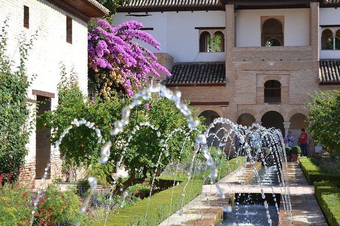 Guided tour of the Alhambra: Generalife and its gardens - The Alcazaba and Granada’s military past