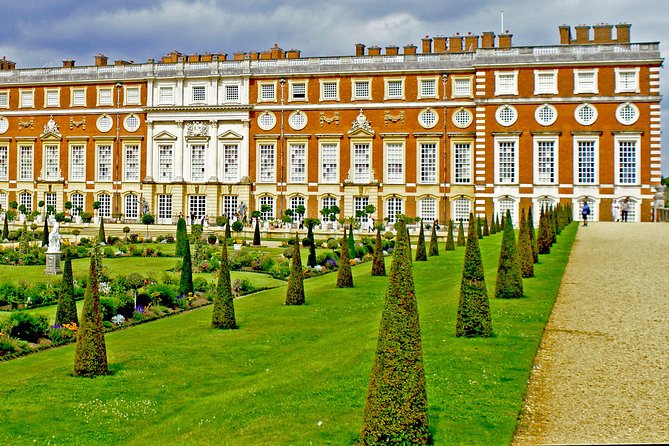 Hampton Court Palace & Garden Maze, Private Tour Admission with Audio Guides - Finding your way through the famous maze