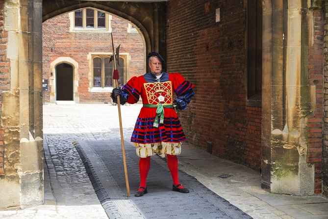 Hampton Court Palace & Garden Maze, Private Tour Admission with Audio Guides - Is the audio guide enough?