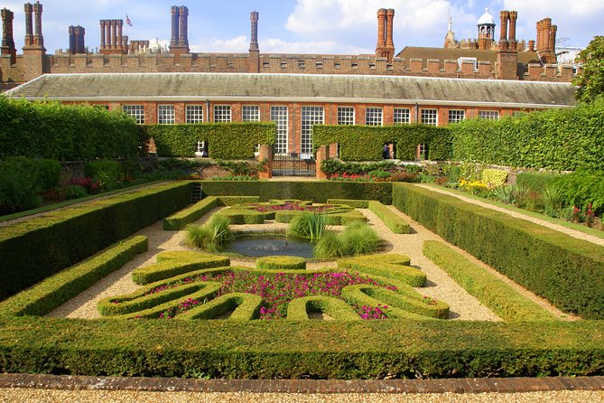 Hampton Court Palace & Garden Maze, Private Tour Admission with Audio Guides - The two-hour ride from London