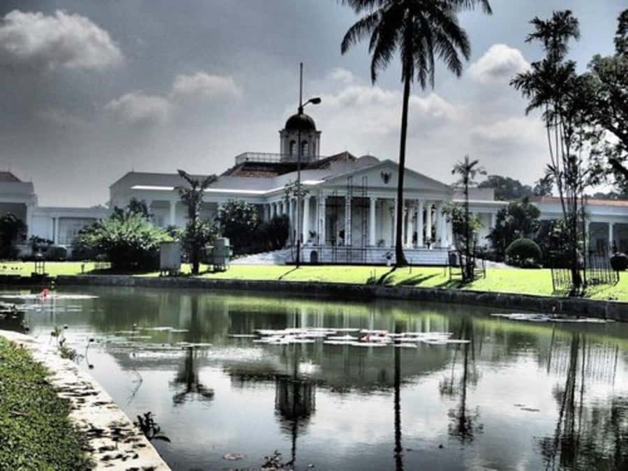 Jakarta: Botanical Garden & Rainforest Trekking to Waterfall - Cikaracak Waterfall and the cold-water reward