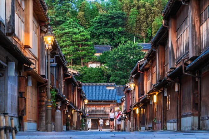 Kanazawa Half Day Private Tour - Castle, Garden, Geisha District - Kenrokuen Garden and the art of balance