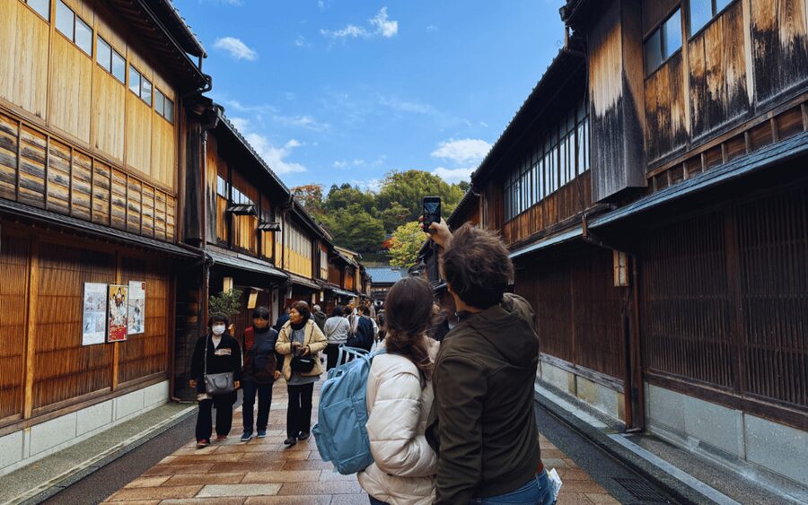Kanazawa: Half-Day Private Tour - Garden, Castle, Geisha - Meeting at Oyama Shrine’s unusual gate