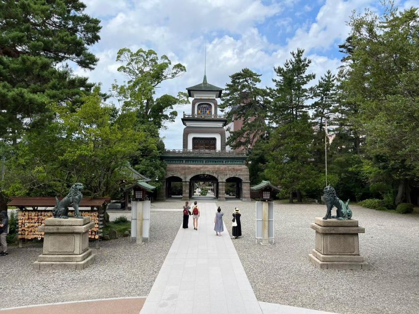 Kanazawa: Samurai, Matcha, Gardens and Geisha Full-Day Tour - Nagamachi reveals the samurai below the top rank
