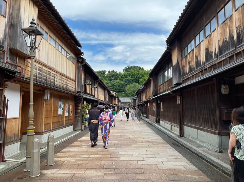 Kanazawa: Samurai, Matcha, Gardens and Geisha Full-Day Tour - Oyama Shrine mixes Japanese and Western design