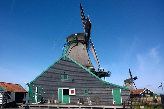 Keukenhof, Zaanse Schans Windmills Private Tour with Lunch - Clogs and cheese: the most hands-on part of the morning