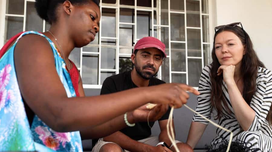 Kigali: Traditional Basket Weaving in a Garden - Learning the first loops and patterns