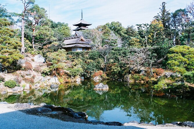 Kyoto: Kinkaku-ji Temple & Serene Garden Guided Tour with Tickets - What the guide adds to the experience