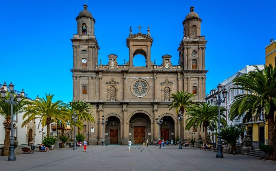 Las Palmas, Botanical Gardens and Bandama Volcano Tour - The long transfer from the south