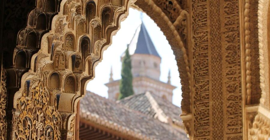 Malaga: Granada Day Trip with Alhambra, Palaces and Gardens - Key points at a glance