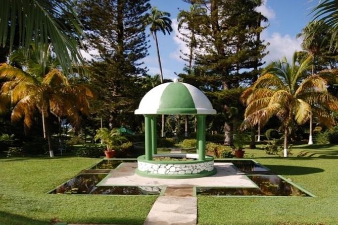 Montreal Gardens Tour with Trubb Taxi Tours - The Windward-side drive puts the gardens in context