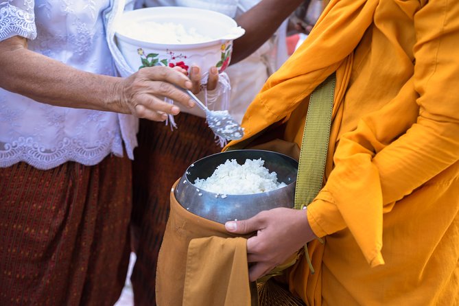 Morning Buddhist Almsgiving, Grand Palace and Flower Market Tour in Bangkok - Why this early start can work in Bangkok