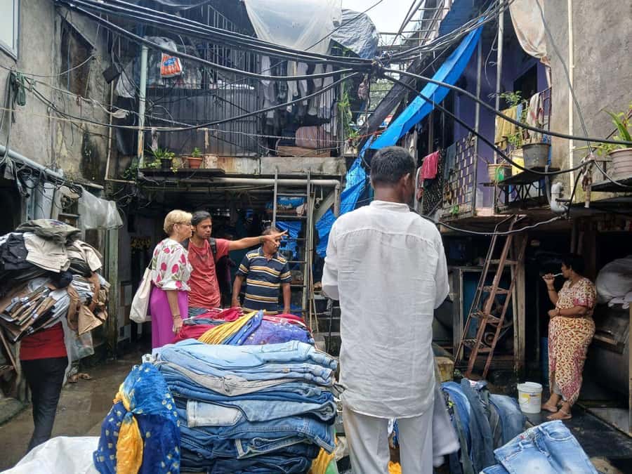 Mumbai:Dhobi Ghat Laundry,Dharavi Slum & Flower market Tour - What the guide quality adds