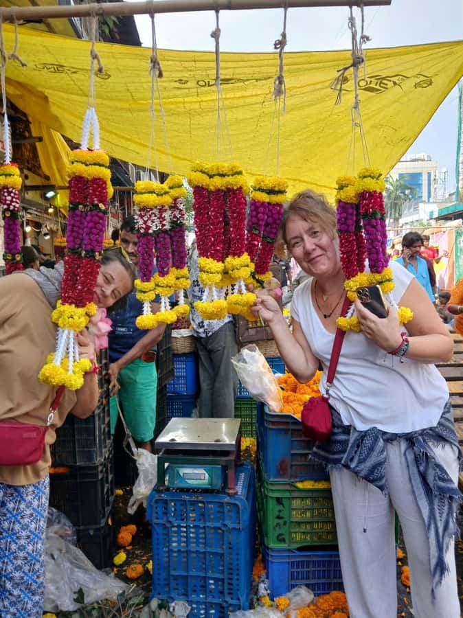 Mumbai:Dhobi Ghat Laundry,Dharavi Slum & Flower market Tour - Taking the train to Dhobi Ghat