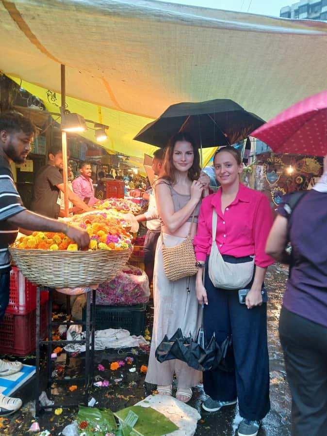 Mumbai:Dhobi Ghat Laundry,Dharavi Slum & Flower market Tour - Meeting your guide inside Churchgate station