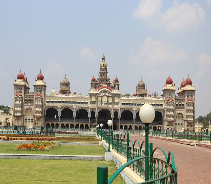 Mysore: 2-Day Palace and Gardens Tour from Bangalore - Lunch, the road to Mysore, and hotel check-in