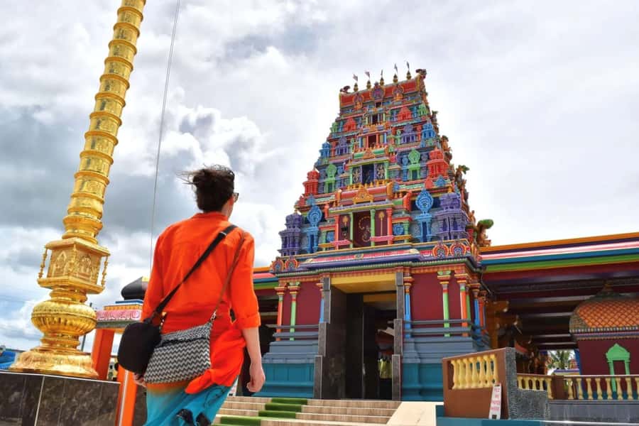 Nadi: Garden Village Hot Spring & Temple Highlights Tour - Tappoo and Nadi Market: shopping with two very different moods