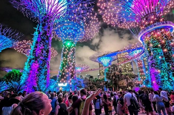 Night out with 6 Food Tastings, Spectra & Garden Rhapsody Shows - Crossing the Helix Bridge toward Marina Bay
