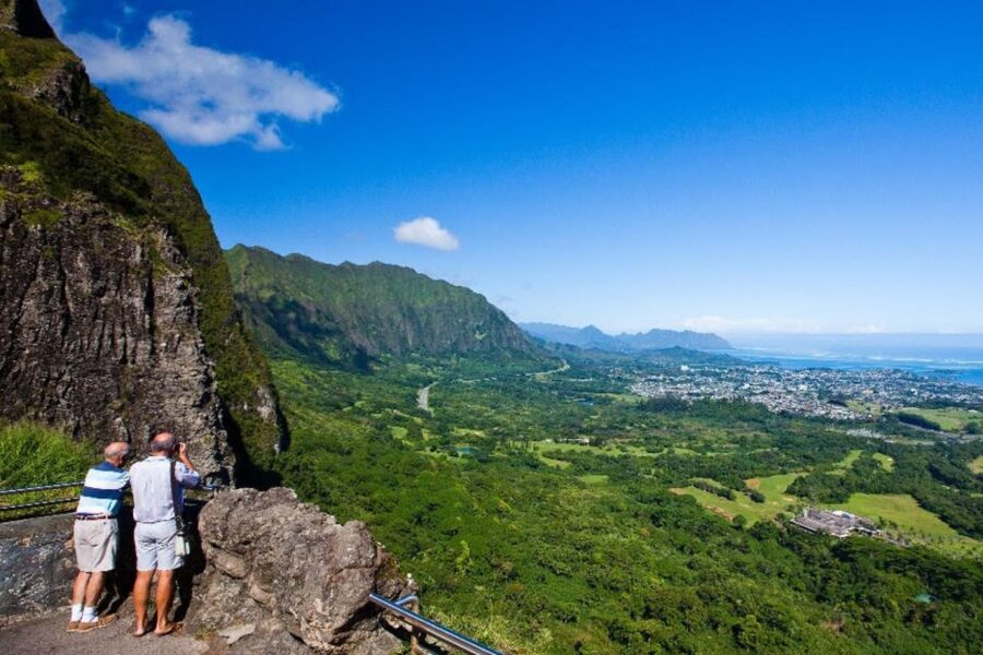 Oahu: Guided Tour of North Shore and Waimea Botanical Garden - East Oahu views and the Hanauma Bay coastline