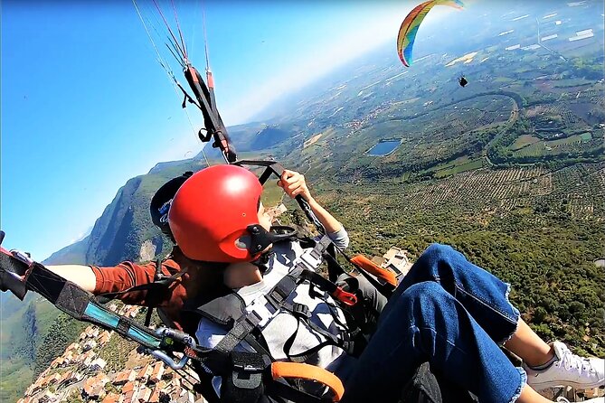 Paragliding flight over the Gardens of Ninfa - Key points at a glance