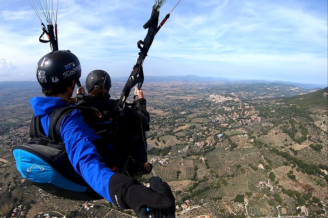 Paragliding flight over the Gardens of Ninfa - Why this flight is special in Lazio