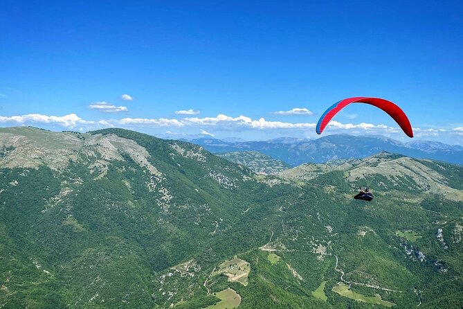 Paragliding flight over the Gardens of Ninfa - Landing, debriefing, and your flight video