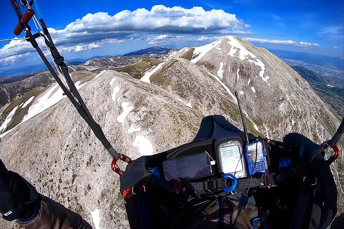 Paragliding flight over the Gardens of Ninfa - Weather, clothing, and practical limits