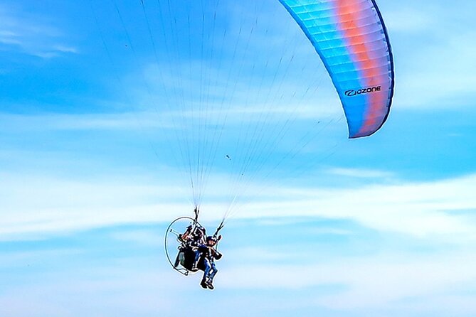 Paragliding flight over the Gardens of Ninfa - Who will enjoy this most?