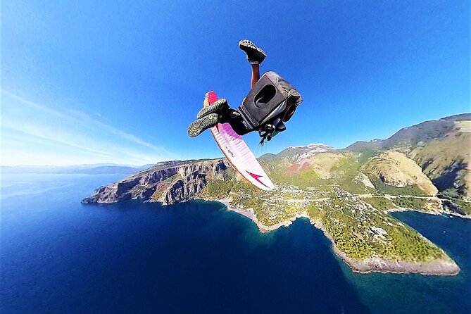 Paragliding flight over the Gardens of Ninfa - Meeting the pilot and preparing to fly