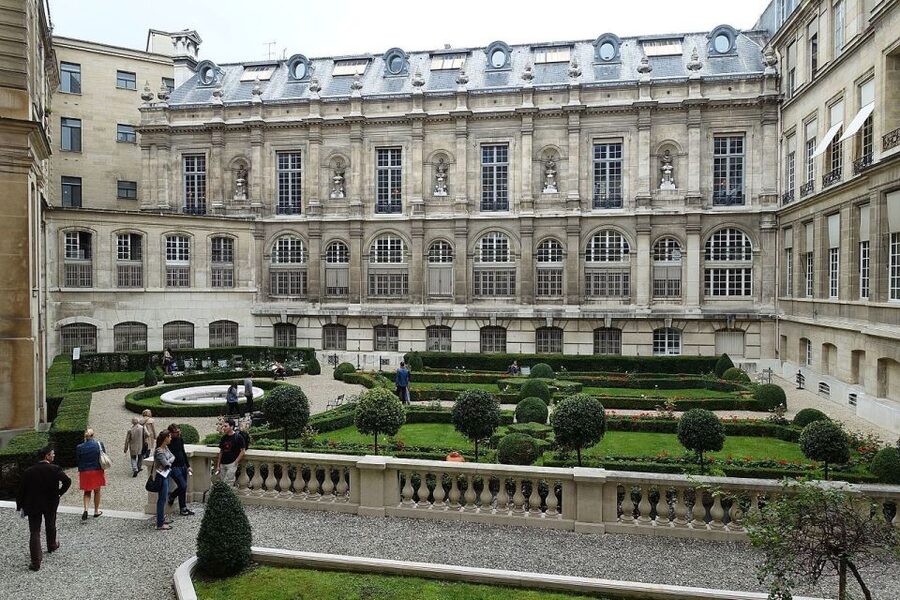 Paris Secret Gardens 1.30 hour long Walking Tour - Key points at a glance