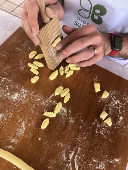 Pasta Cooking Class in a Garden near Pompeii - A home kitchen a few minutes from Pompeii