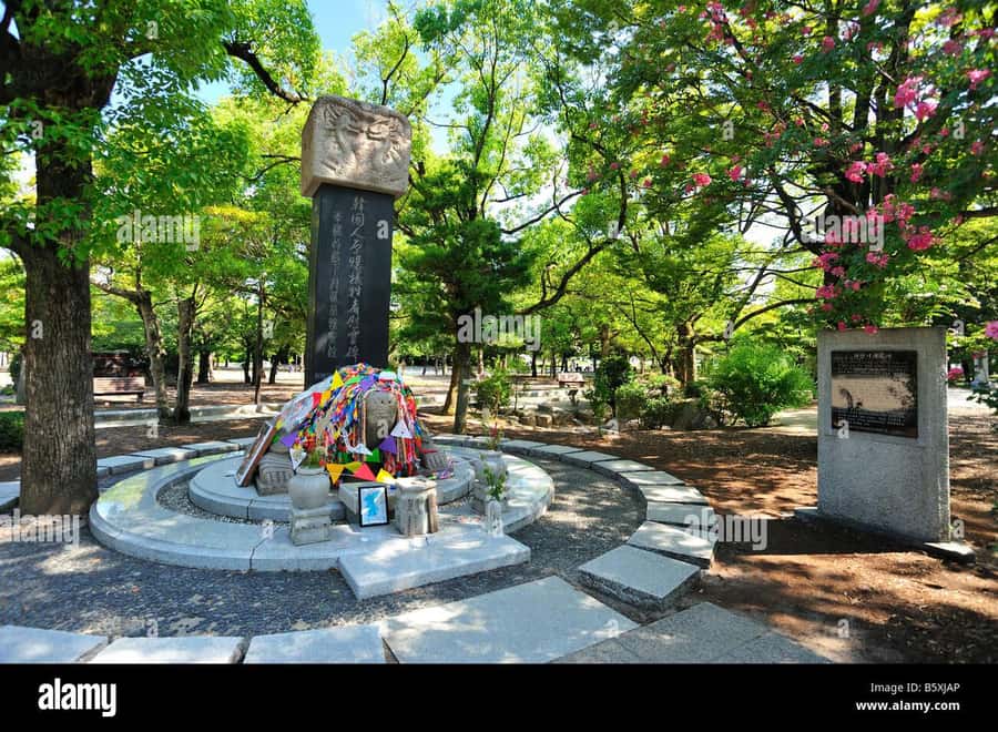 Peace Memorial Park, Hiroshima Castle, & Garden Private Tour - Guides, families, and the private format