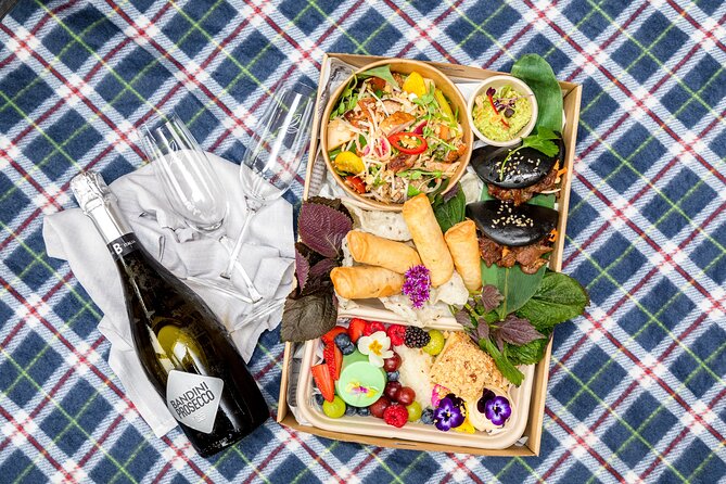 Picnic in the Royal Botanic Gardens for 2 - Starting at Botanic House on Mrs Macquaries Road