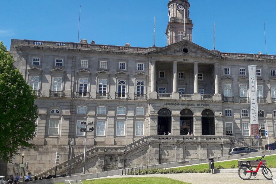 Porto Riverbank Tour on an e-bike: Atlantic Coast, Gardens - The bikes, guide, and group size