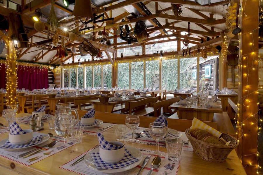Prague: Evening Folklore Garden Party with Traditional Menu - Starting with mead and a shared Czech meal