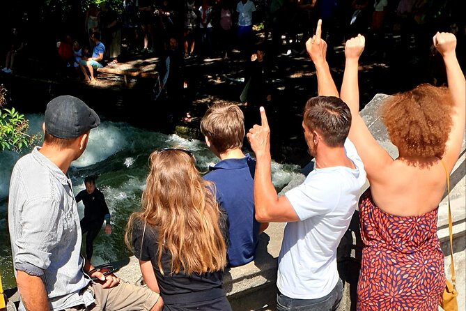 Private and full rickshaw tour in the English Garden - The Eisbach wave, Munich’s unexpected spectacle